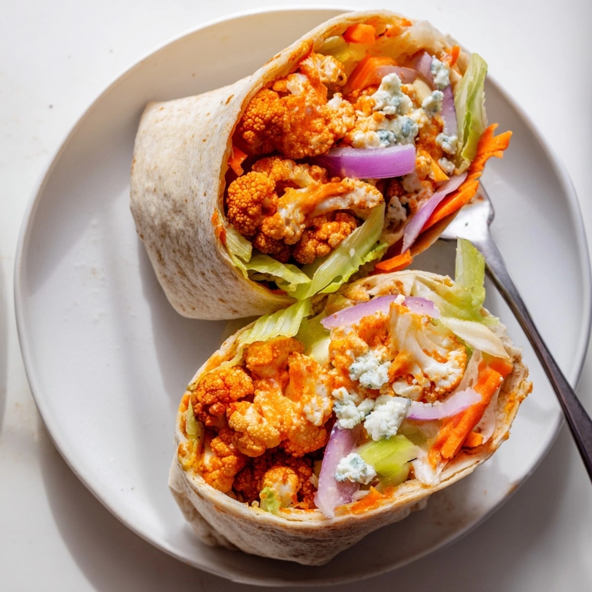 Une vue appétissante des wraps au chou-fleur Buffalo; un repas américain savoureux et végétarien.