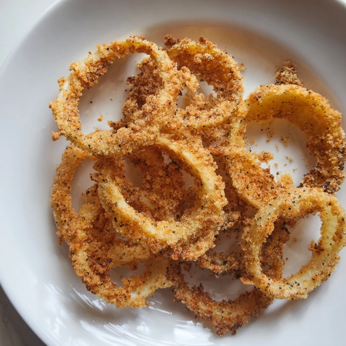Une portion de généreux onions croustillants, une délicieuse garniture faite maison et savoureuse.