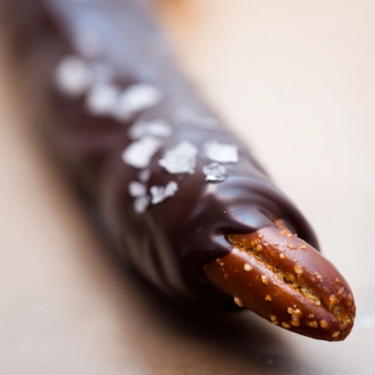 Doux et salé, ces Chocolate Dipped Pretzels with Sea Salt sont parfaits pour un goûter ou comme cadeau fait maison.