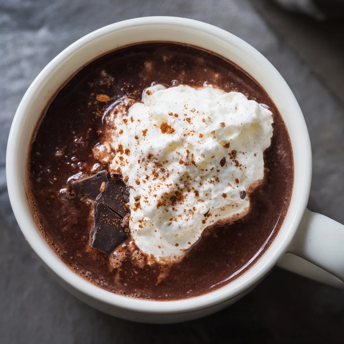 Spiced Hot Chocolate avec whipped topping crémeuse, parfait pour un cozy evening d'hiver américain.