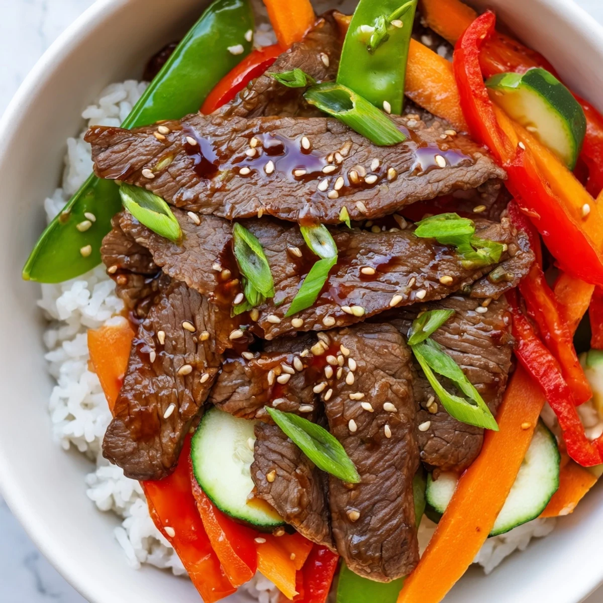 Bol de bœuf épicé avec riz jasmin, légumes croquants et sauce savoureuse.