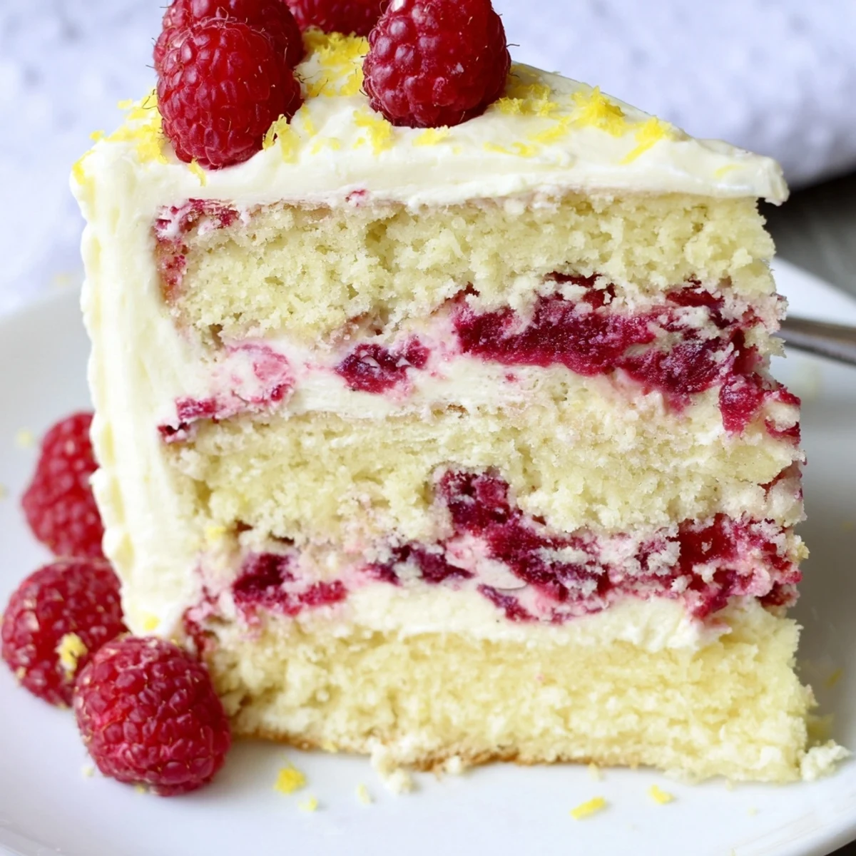 Généreuse garniture de framboises éclatantes sur un gâteau au citron avec crème au fromage