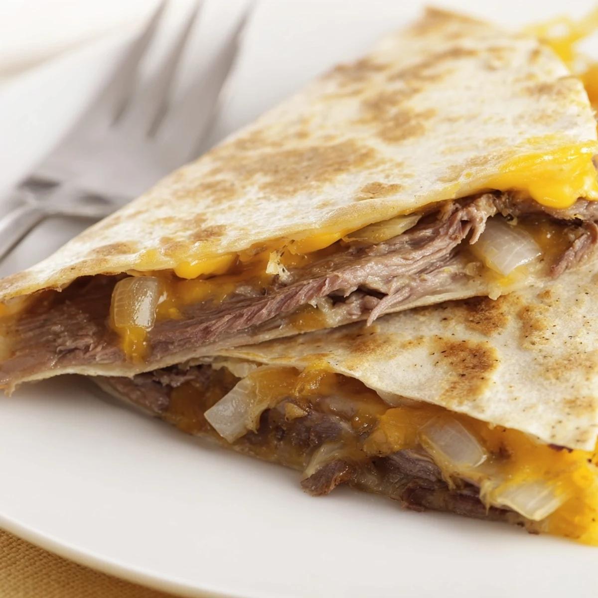 Un plat principal Tex-Mex aux quesadillas au bœuf, garni de guacamole, crème fraîche et salsa.