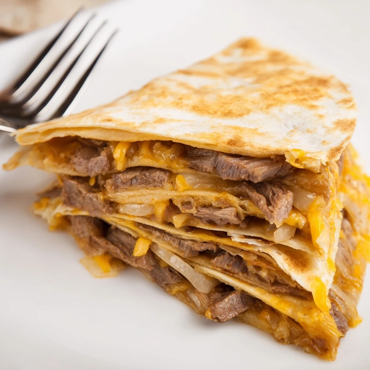 Des quesadillas au bœuf dorées à la crème, servies avec une salsa piquante et du guacamole crémeux.