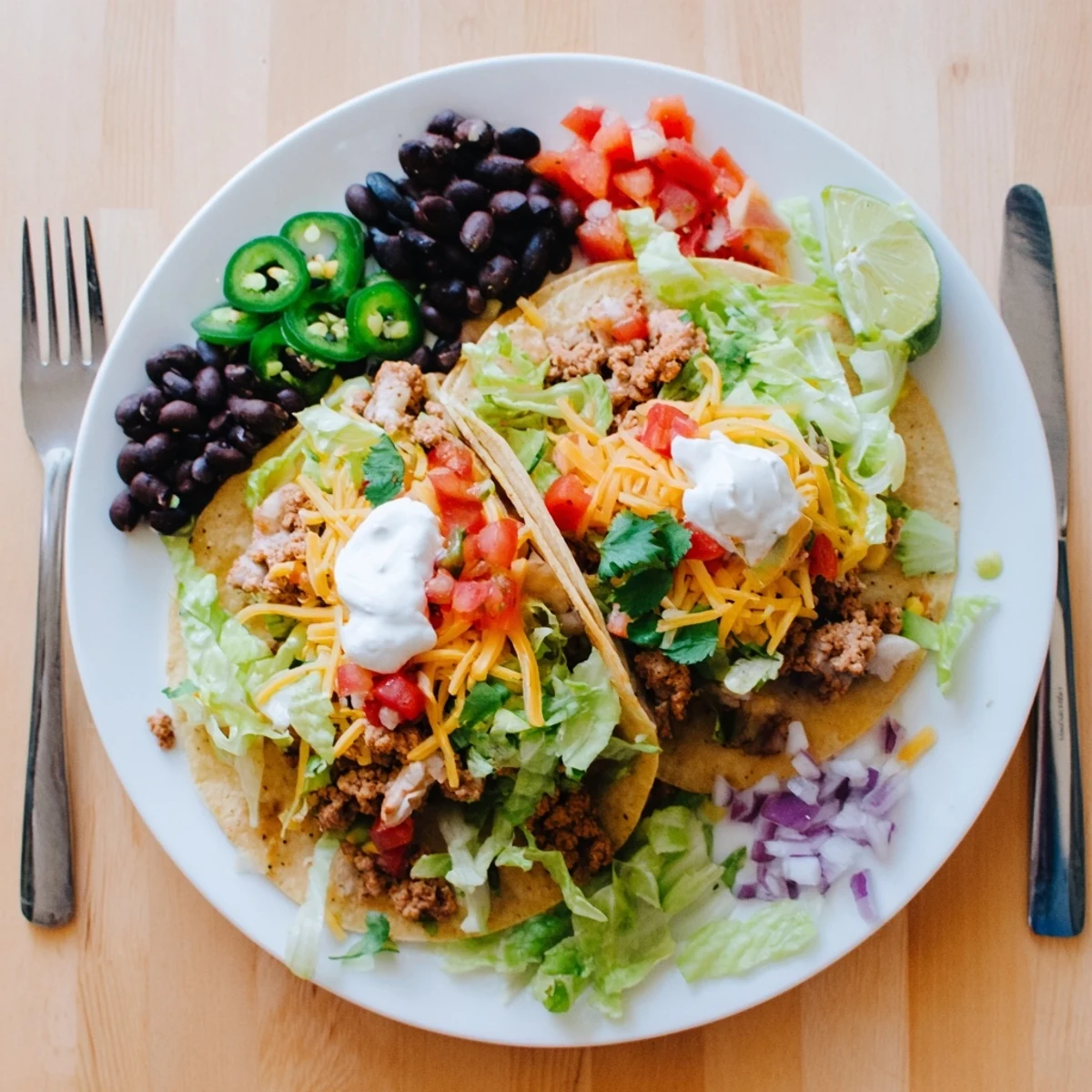 Bar à tacos prêt à servir le "Touchdown Taco Bar" : légumes croquants, avocat crémeux et citrons pressés, parfait pour un dîner festif en famille.