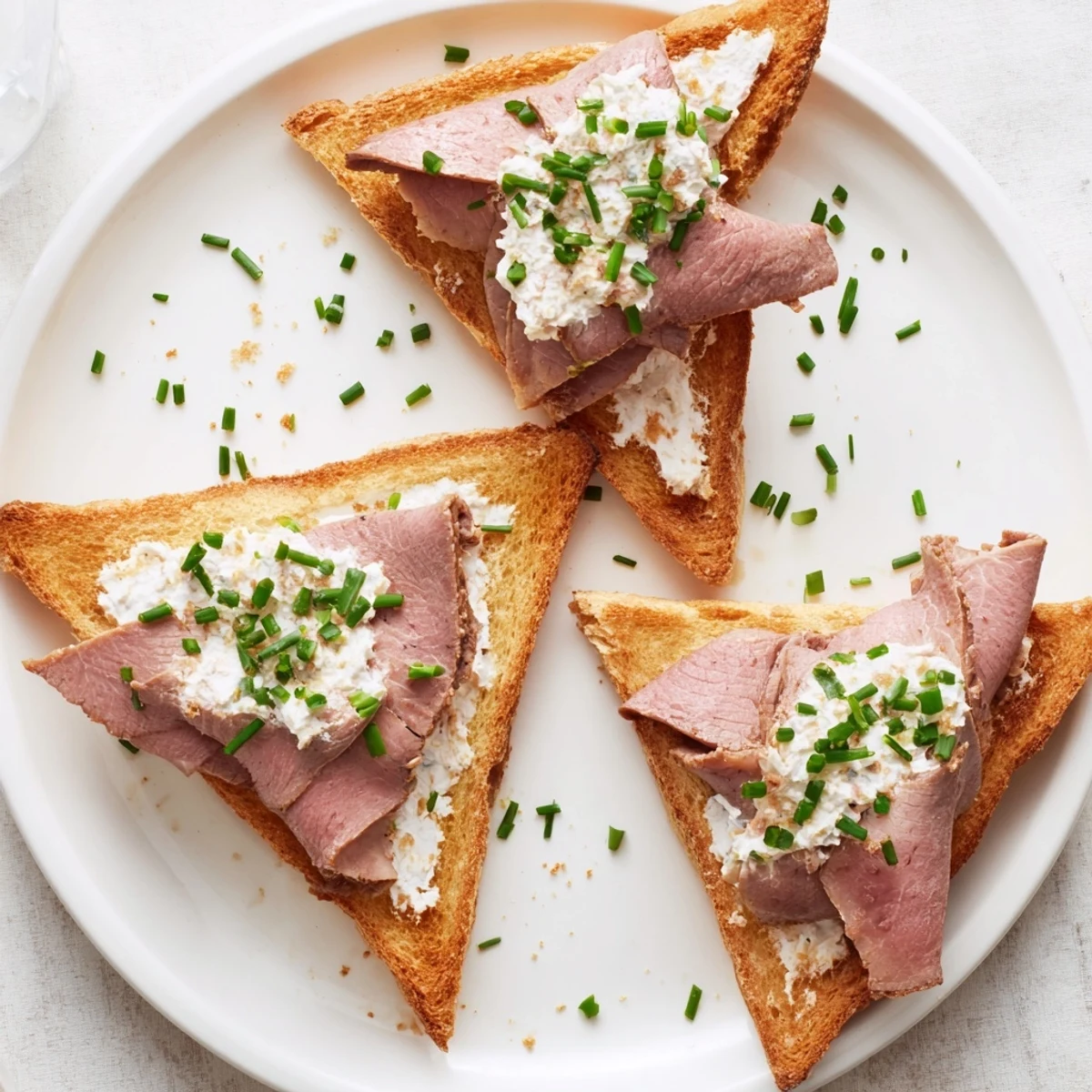 Toast points croustillants au bœuf rôti et crémeux à la raifort