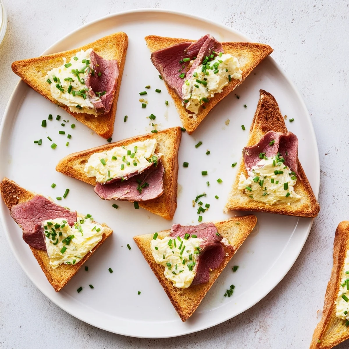 Délicieux toast points au bœuf rôti, raifort et crème, idéal pour soirées entre amis