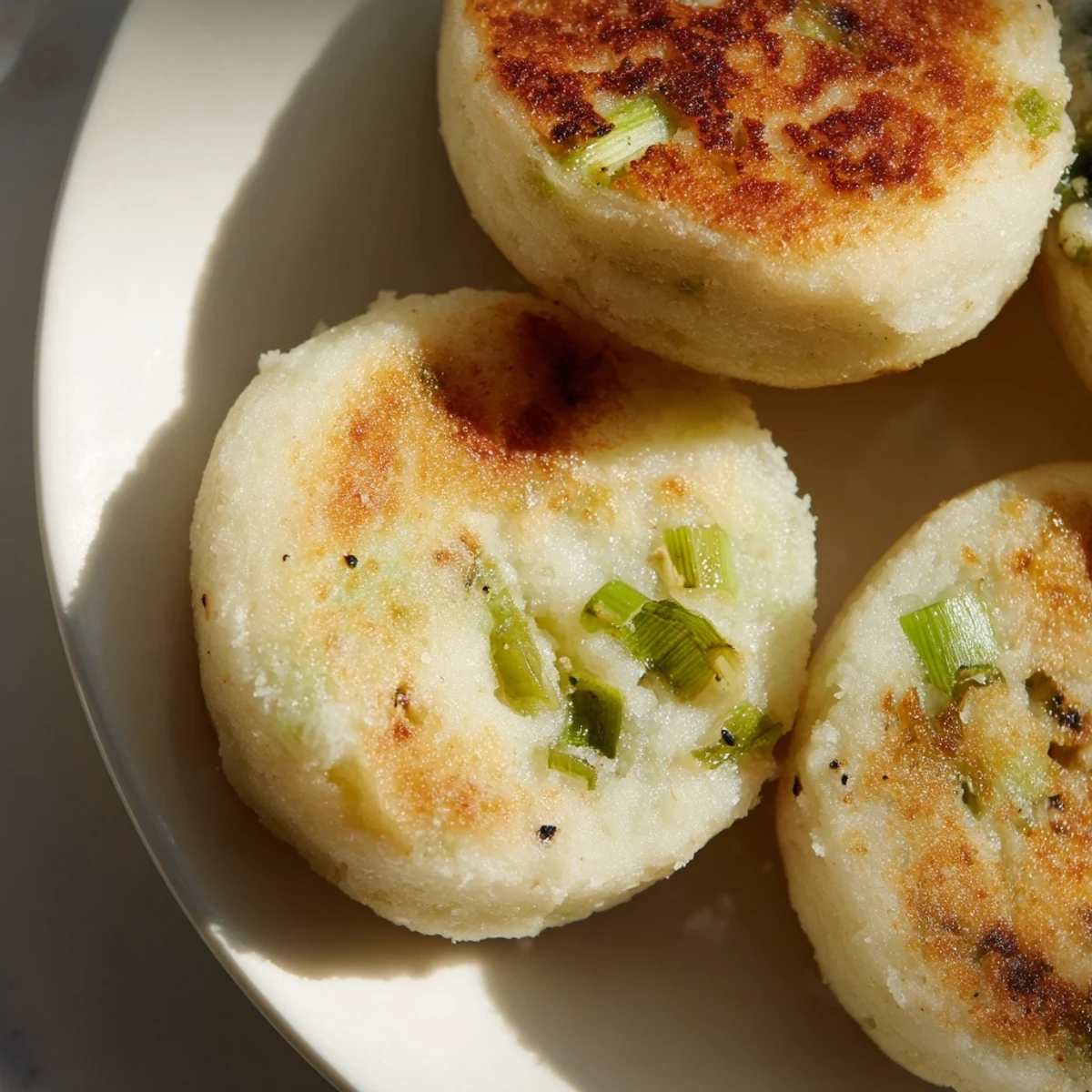 De délicieux cakes de pommes de terre irlandais garnis d'oignons verts, parfaitement sautés et légèrement beurrés pour le petit-déjeuner.