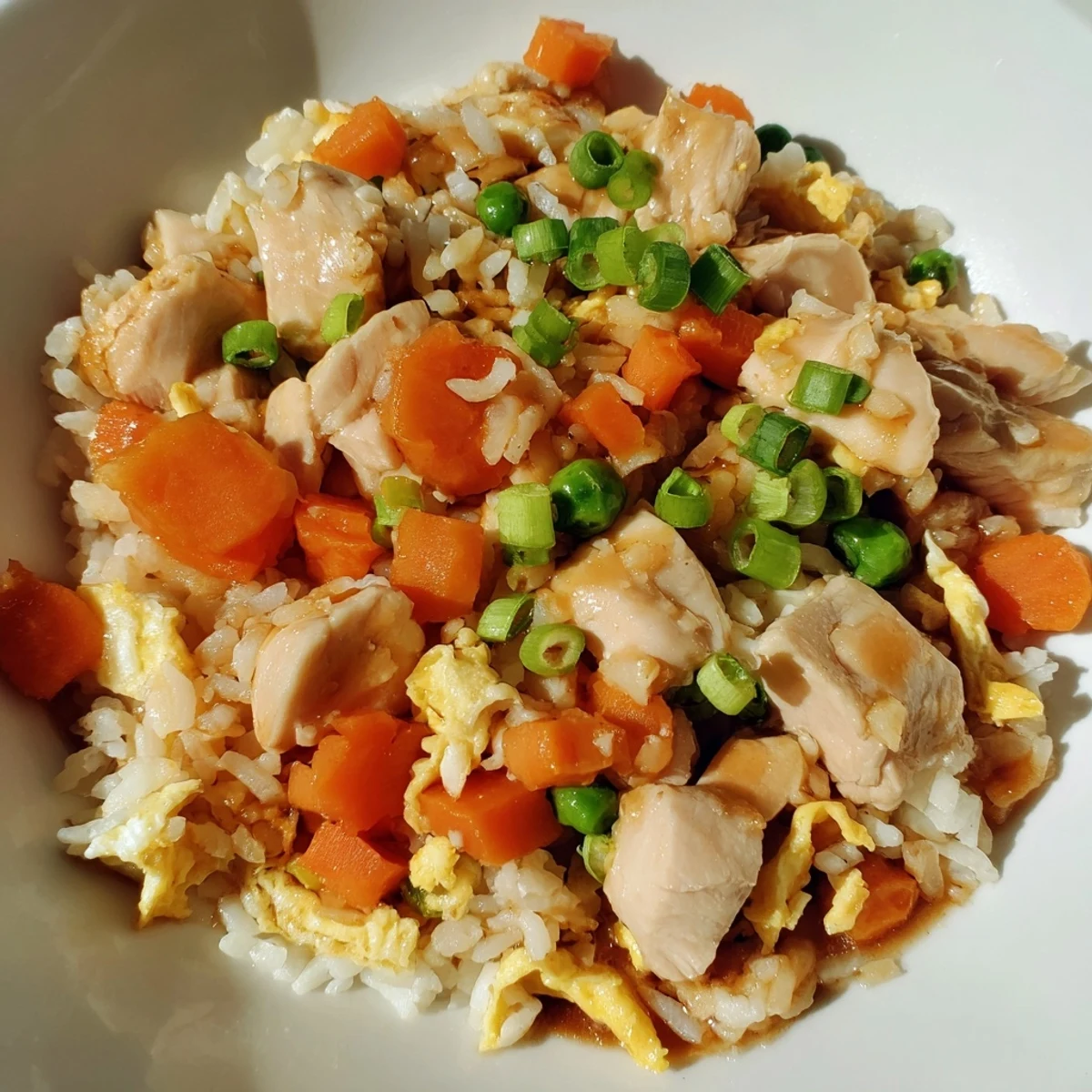 Soupe aux tomates et à la crème, un classique du comfort food américain, servie chaude avec un croûton doré.