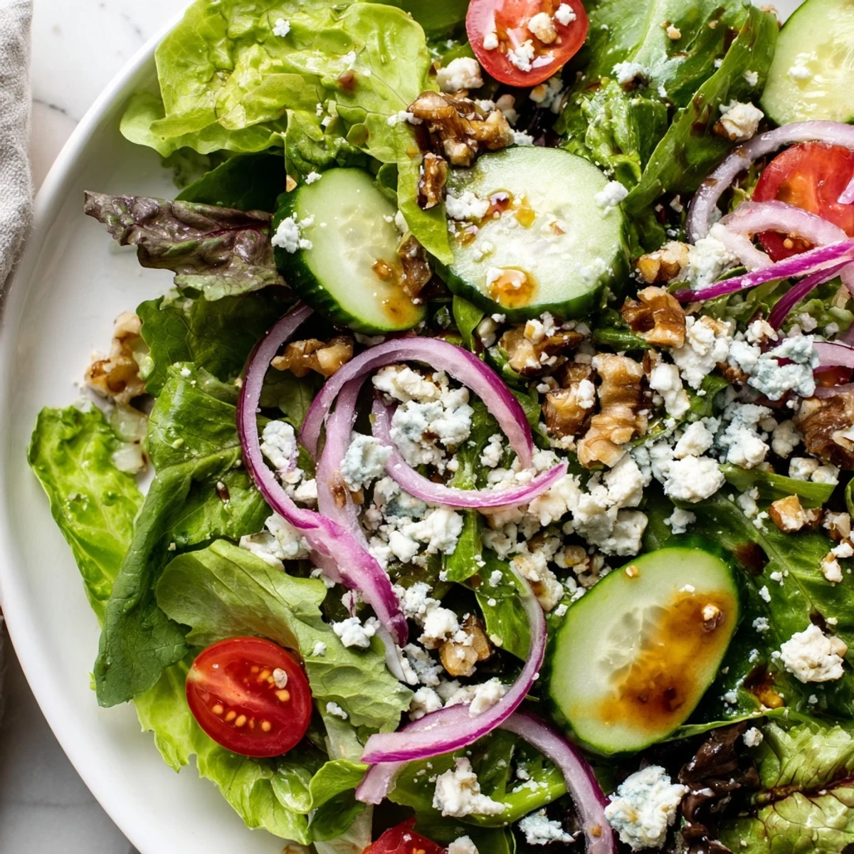 Salade printanière avec vinaigrette, mélange de jeunes pousses croquantes et tomates cerises juteuses