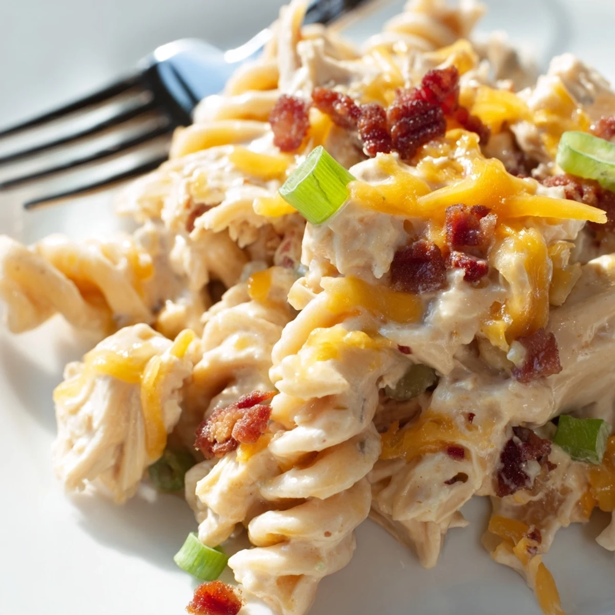 Crock Pot Crack Chicken Casserole crémeux avec cheddar fondant, bacon croustillant et pâtes tendres