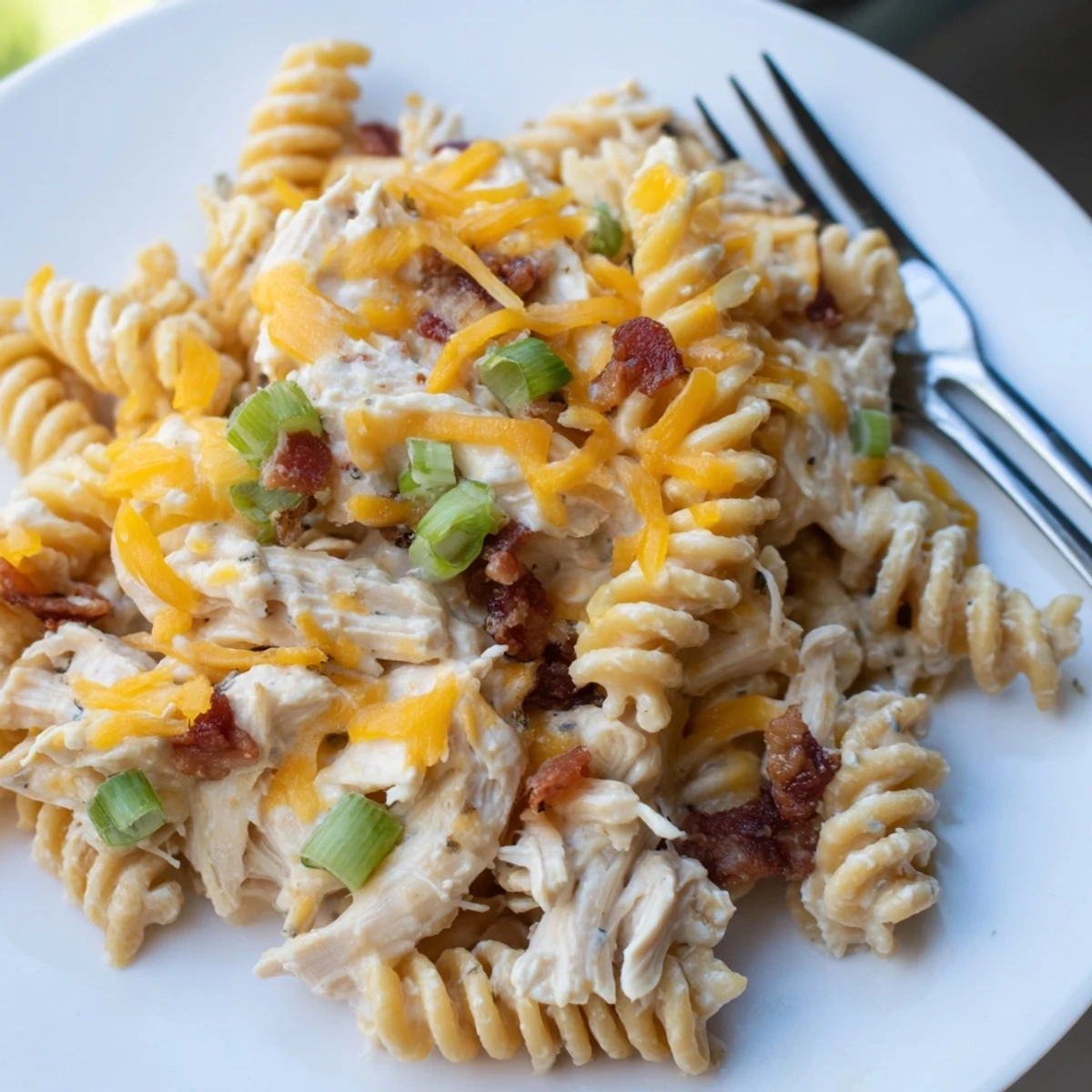 Mélangé lentement ce Crock Pot Crack Chicken Casserole au fromage, ranch et lardons dorés
