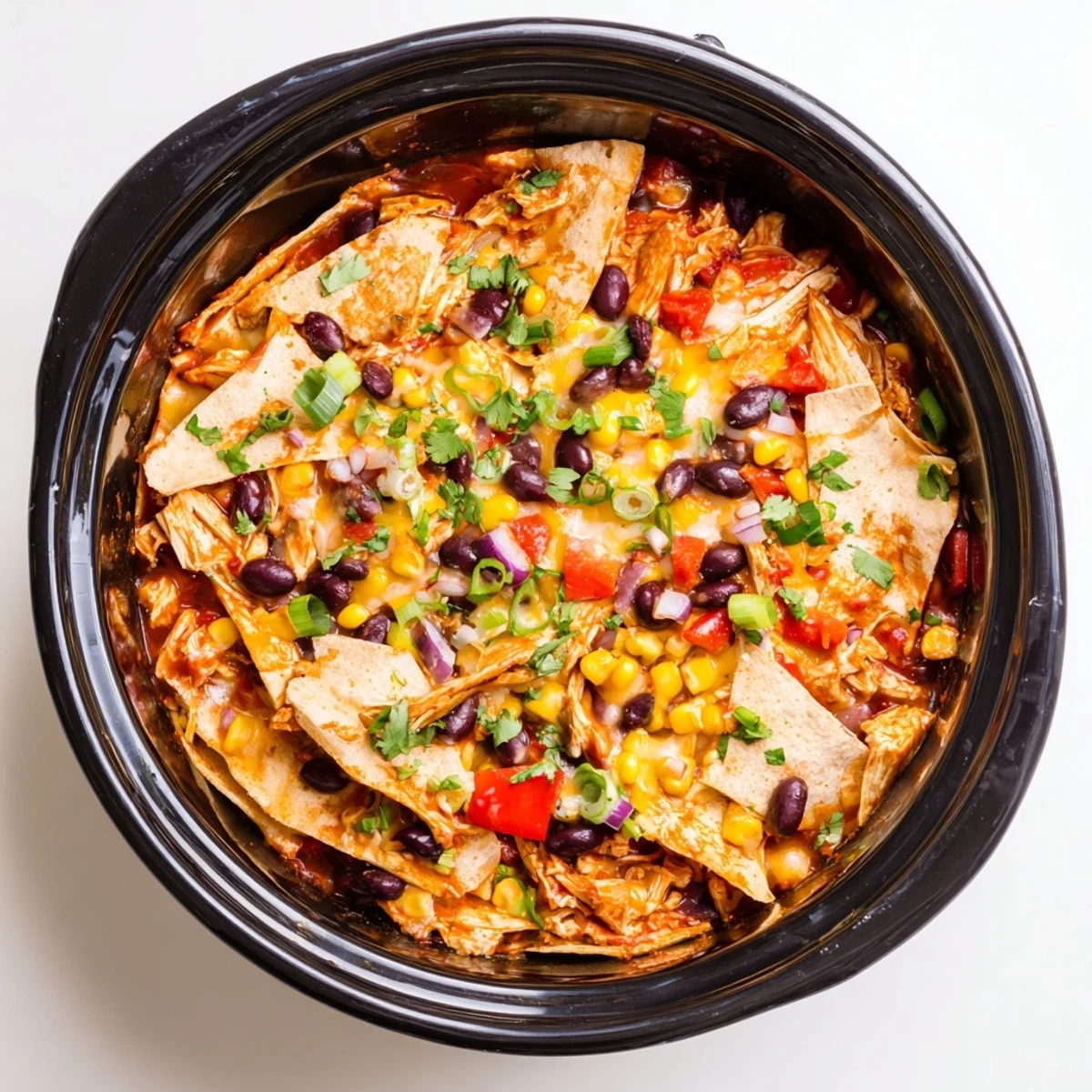 Crockpot Chicken Enchilada Casserole tex-mex garni de fromage mexicain, maïs doux et crème sure