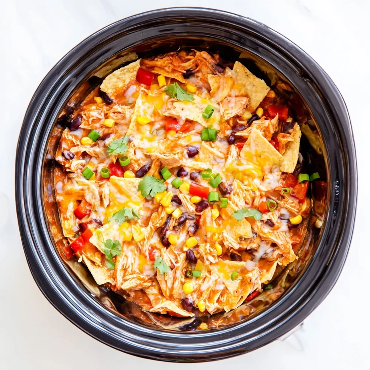 Délicieux Crockpot Chicken Enchilada Casserole lentement mijoté avec poulet tendre, tortillas de maïs et légumes colorés