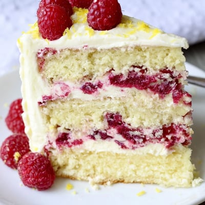 Généreuse garniture de framboises éclatantes sur un gâteau au citron avec crème au fromage